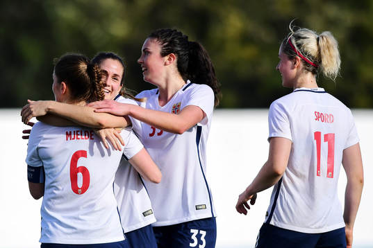 Norges Maren Nævdal Mjelde jublar med Ingrid Ryland och