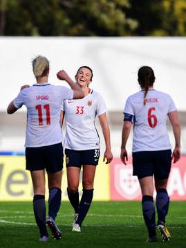 Norges Ingrid Syrstad Engen jublar med lagkamrater