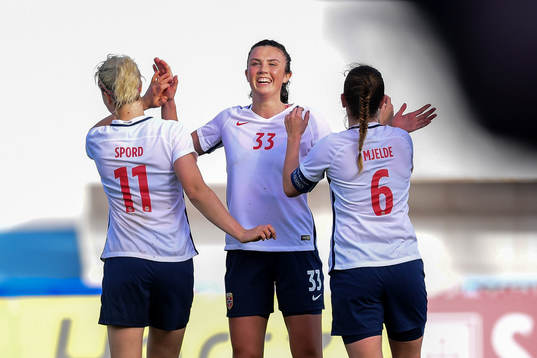 Norges Ingrid Syrstad Engen jublar med lagkamrater