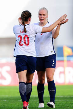 Norges Emilie Bosshard Haavi jublar med Maria Thorisdottir