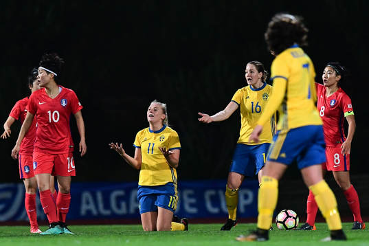 Sveriges Stina Blackstenius och Mia Carlsson deppar