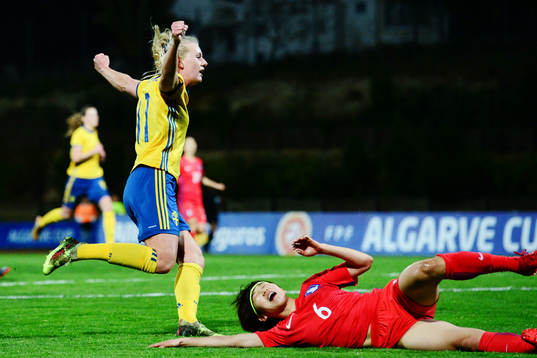 Sveriges Stina Blackstenius jublar