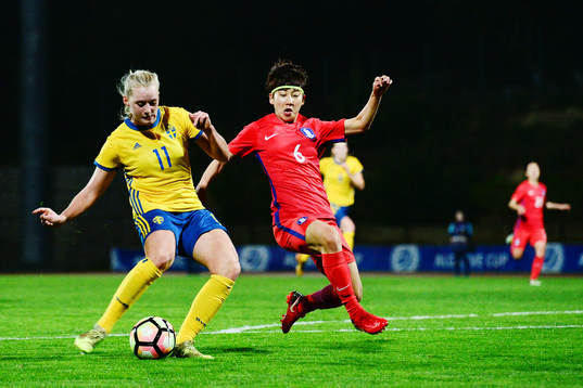 Sveriges Stina Blackstenius gör 1-0-målet