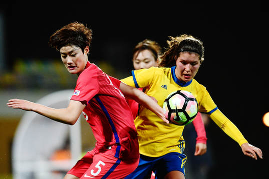 Sydkoreas Hong Hyeji och Sveriges Loreta Kullashi