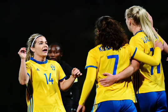 Sveriges Hanna Folkesson jublar med Loreta Kullashi och