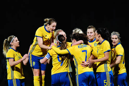 Sveriges Mia Carlsson och Stina Blackstenius jublar med