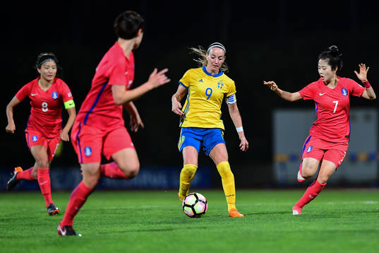 Sveriges Kosovare Asllani och Sydkoreas Lee Mina