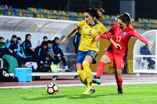 Sveriges Anna Oskarsson och Sydkoreas Jang Selgi i kamp om