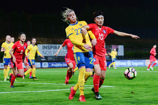 Sveriges Olivia Schough i kamp om bollen med Sydkoreas Ji
