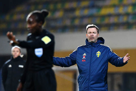 Sveriges förbundskapten Peter Gerhardsson reagerar på ett