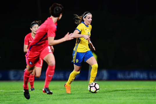 Sveriges Kosovare Asllani driver bollen