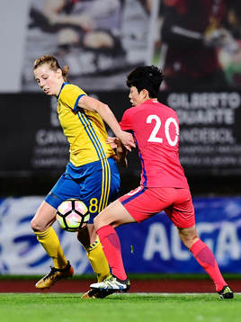 Sveriges Amanda Edgren och Sydkoreas Kim Hyeri i närkamp