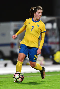 Sveriges Loreta Kullashi med bollen