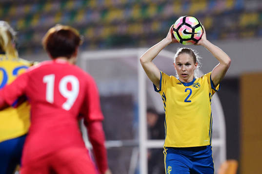 Sveriges Jonna Andersson kastar inkast
