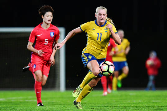 Sveriges Stina Blackstenius driver bollen