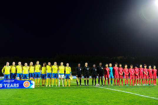 Sveriges och Sydkoreas spelare uppställda