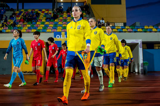 Sveriges Kosovare Asllani kommer ut till fotbollsmatchen i