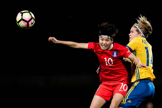 Sveriges Hanna Folkesson i kamp om bollen med Sydkoreas Ji