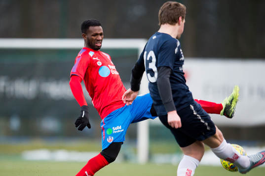 Helsingborgs Mohammed Abubakari försöker blocket