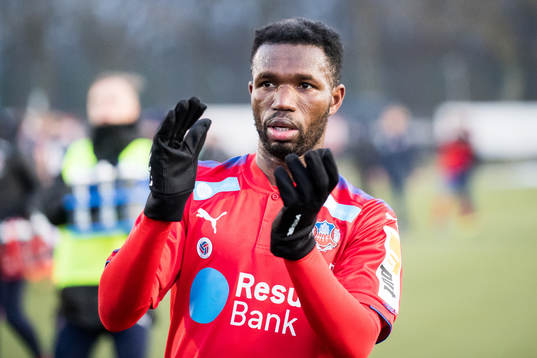 Helsingborgs Mohammed Abubakari tackar publiken