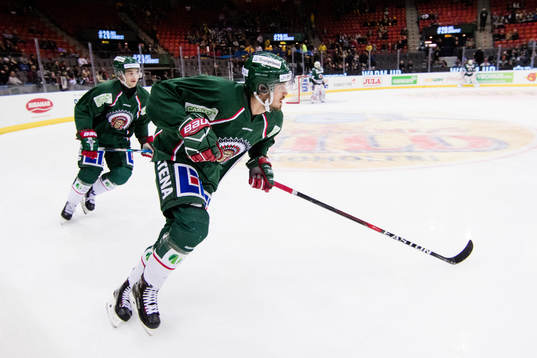 Frölundas Sebastian Stålberg värmer innan