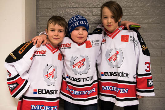 Supportrar från Björbo IF i Dalarna hejar på Örebro