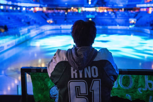 En Färjestads supporter med Johan Ryno tröja väntar på