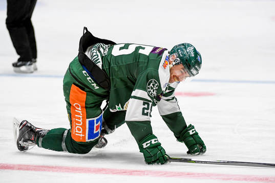 Färjestads Martin Johansson kryper till båset med en