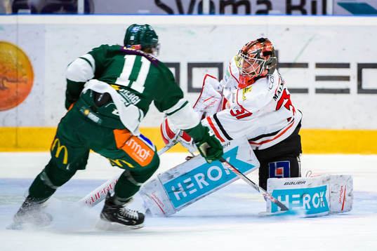 Färjestads Joakim Nygård och Örebros målvakt Eero