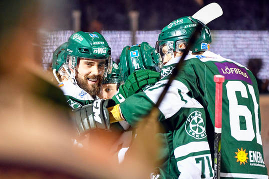 Färjestads Morgan Ellis jublar med lagkamrater