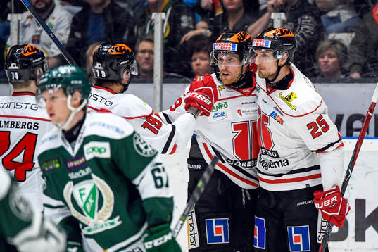 Örebros Joakim Andersson jublar med lagkamrater