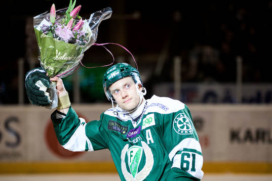 Färjestads Johan Ryno får blommor