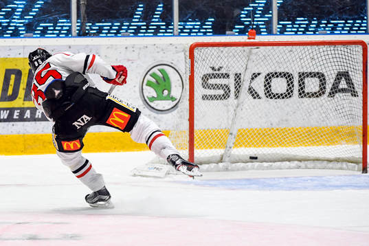 Örebros Kalle Olsson gör 1-3 i tom bur