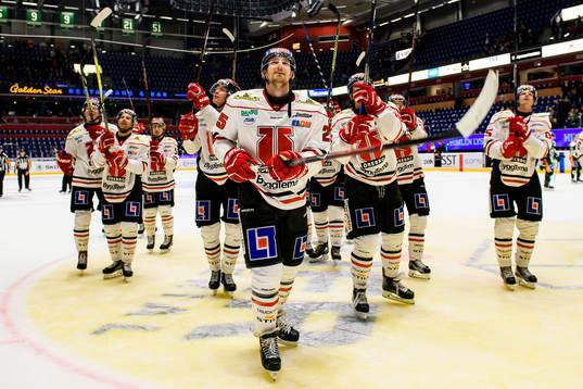 Örebros Anton Hedman jublar och tackar publiken med