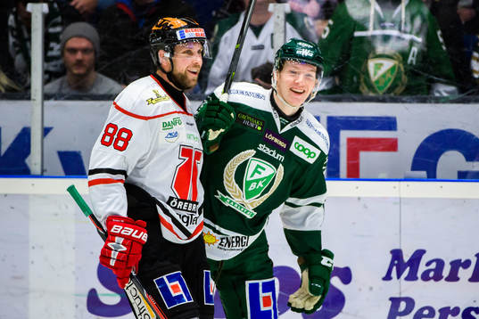 Örebros Viktor Ekbom och Färjestads Gustav Rydahl pratar