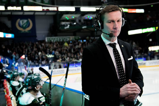 Färjestads tränare Johan Pennerborn blir intervjuad av c