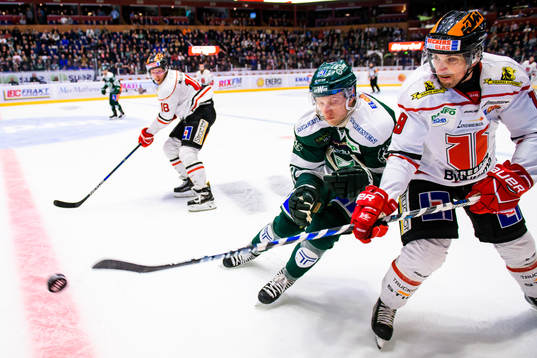 Färjestads Johan Ryno och Örebros Jeremy Williams