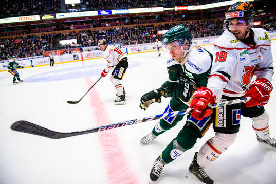 Färjestads Johan Ryno och Örebros Jeremy Williams