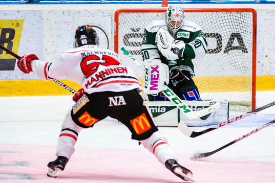 Färjestads målvakt Lars Haugen täcker ett skott