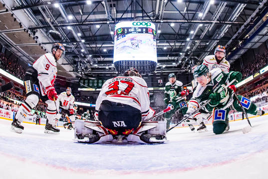 Örebros målvakt Eero Kilpeläinen och Färjestads Oskar