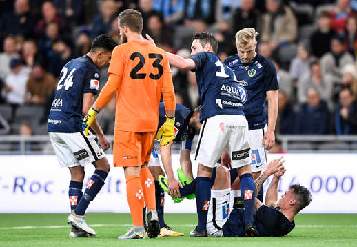 Jönköpings södras Erik Moberg skadad i fotbollsmatchen