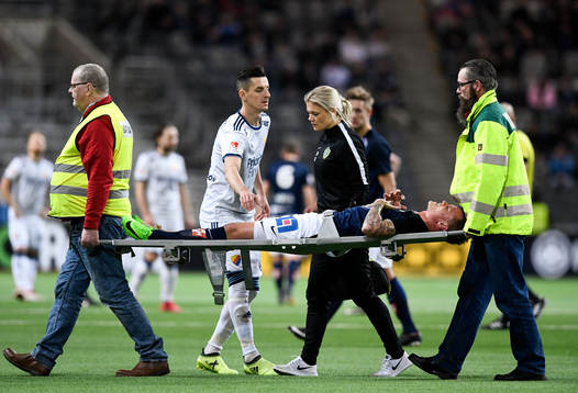 Jönköpings södras Erik Moberg bärs av planen i
