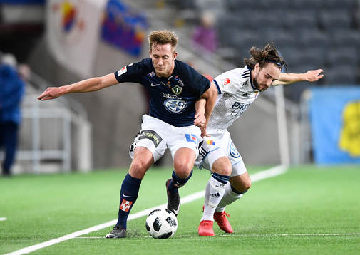 Djurgårdens Kevin Walker i kamp om bollen med Jönköpings