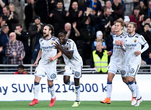 Djurgårdens Kevin Walker jublar med lagkamrater