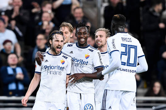 Djurgårdens Kevin Walker jublar med lagkamrater