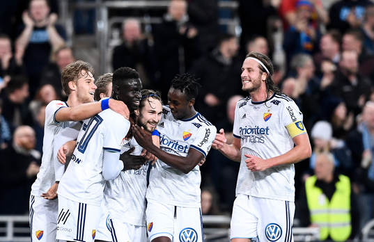 Djurgårdens Kevin Walker jublar med lagkamrater