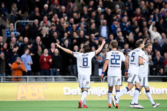 Djurgårdens Kevin Walker jublar med lagkamrater