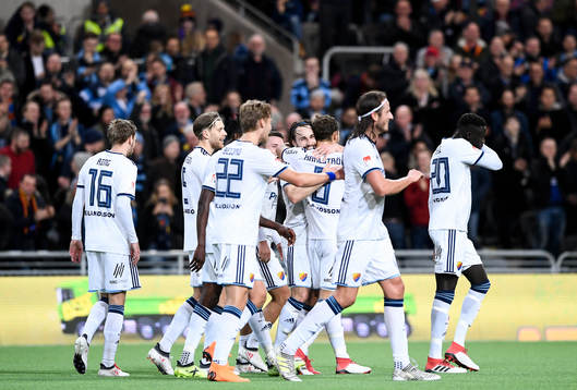 Djurgårdens Kevin Walker jublar med lagkamrater