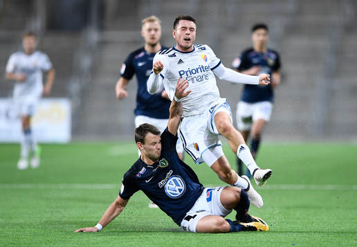Djurgårdens Kerim Mrabti i kamp om bollen med Jönköpings