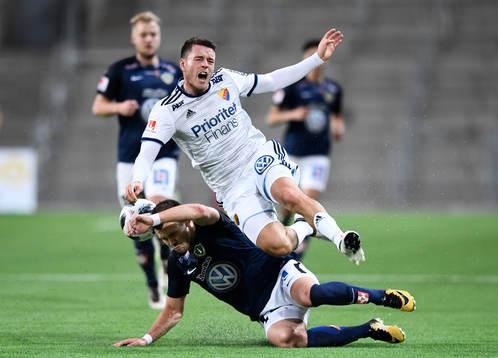 Djurgårdens Kerim Mrabti i kamp om bollen med Jönköpings